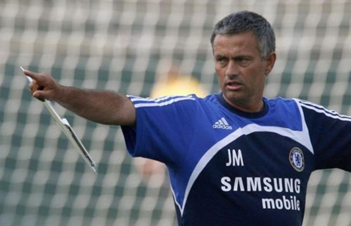 Mourinho, en un recent entrenament del Chelsea. Mourinho, en un recent entrenament del Chelsea.