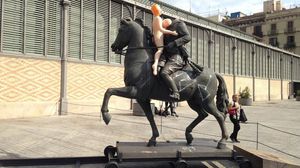 Una nina inflable fa companyia a un Franco eqüestre i decapitat al Born.