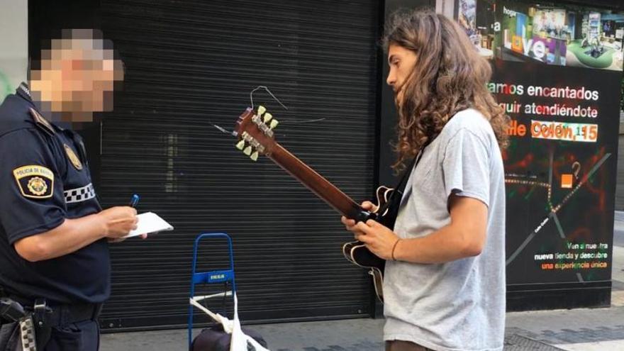 Multan a un músico valenciano que toca en la calle