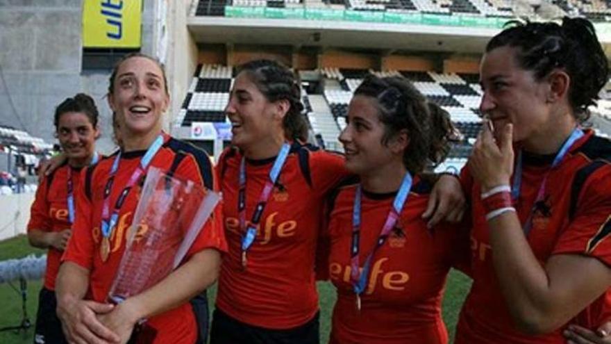 Berta García, jugadora del CRAT y de la selección, sostiene el trofeo del Mundo Universitario. / la opinión