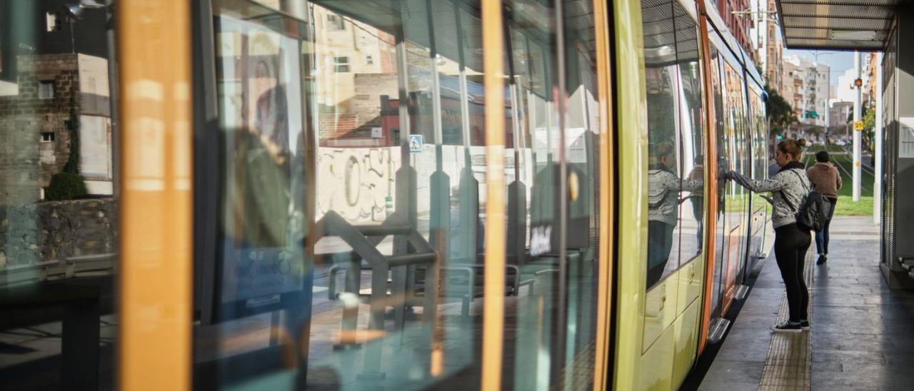 Una joven entra al tranvía en la parada de la avenida de la Trinidad.