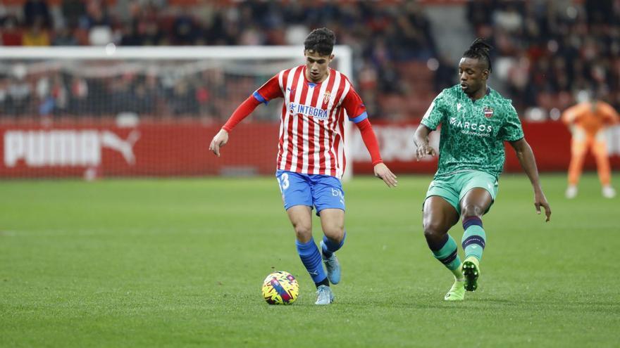 Nacho Martín, y Bouldini, en el Sporting-Levante, disputado en El Molinón. | Marcos León