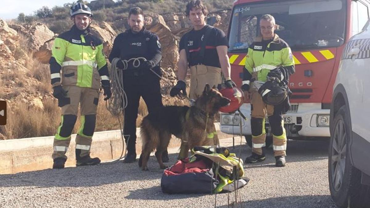 Los Bomberos y el perro al que han rescatado en Santomera.