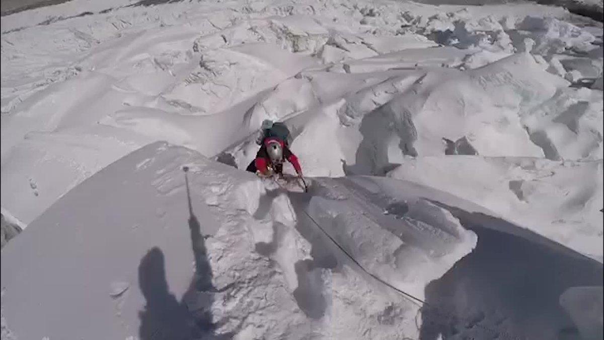 Primeros días de Sergi Mingote en el Himalaya, donde se dispone a coronar el  Everest y el Lhotse