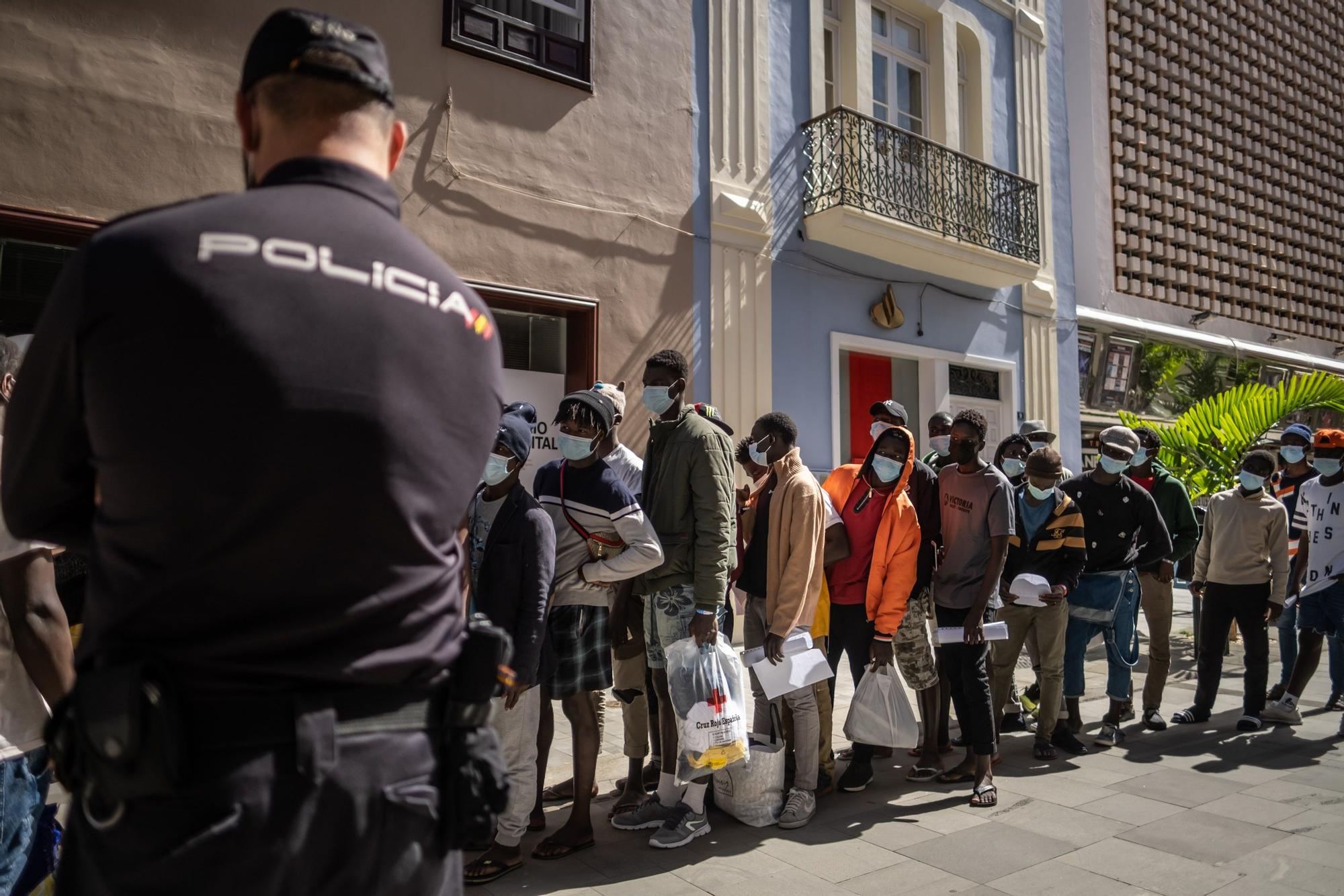 Menores migranttes denuncian su traslado al campamento de Las Raíces