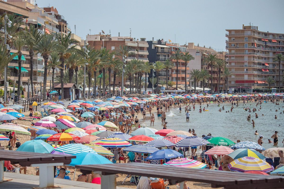Aspecto habitual de la playa del cura de Torrevieja en verano.