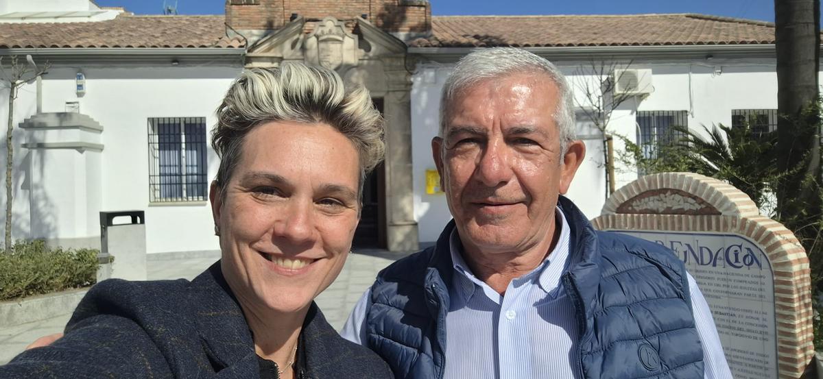 Teresa con su amigo Marco Antonio García, que la está ayudando a desenmarañar el puzzle.