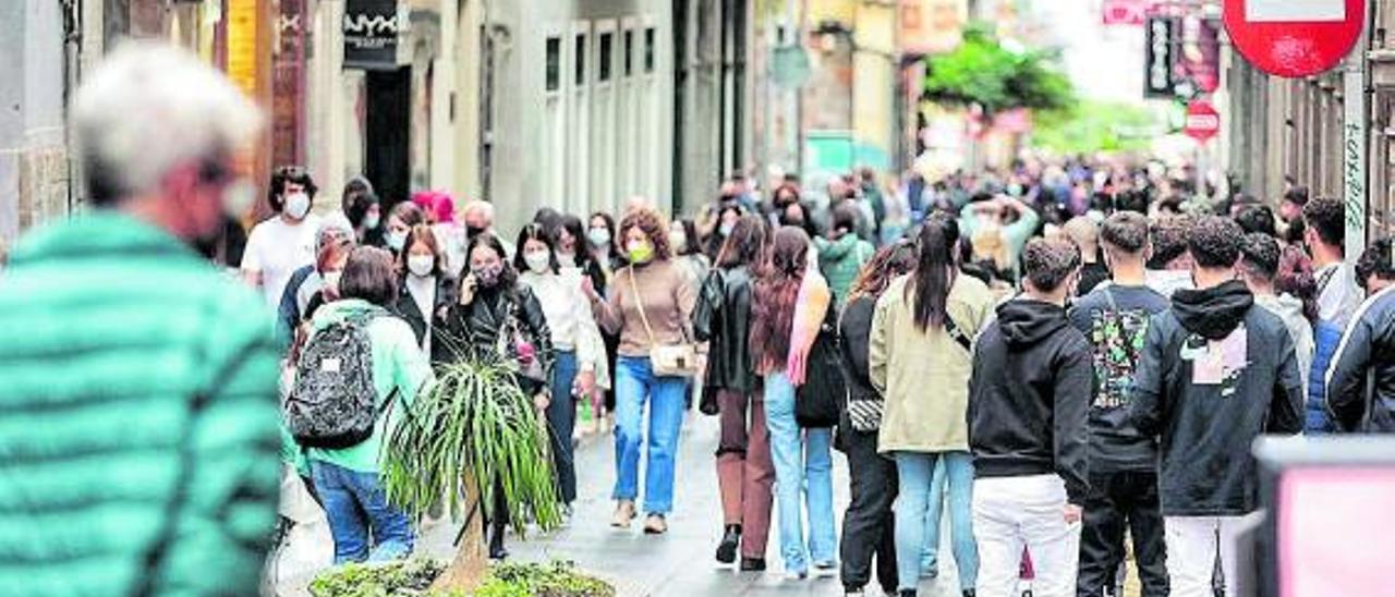 Ciudadanos paseando en la calle Castillo de Santa Cruz de Tenerife.