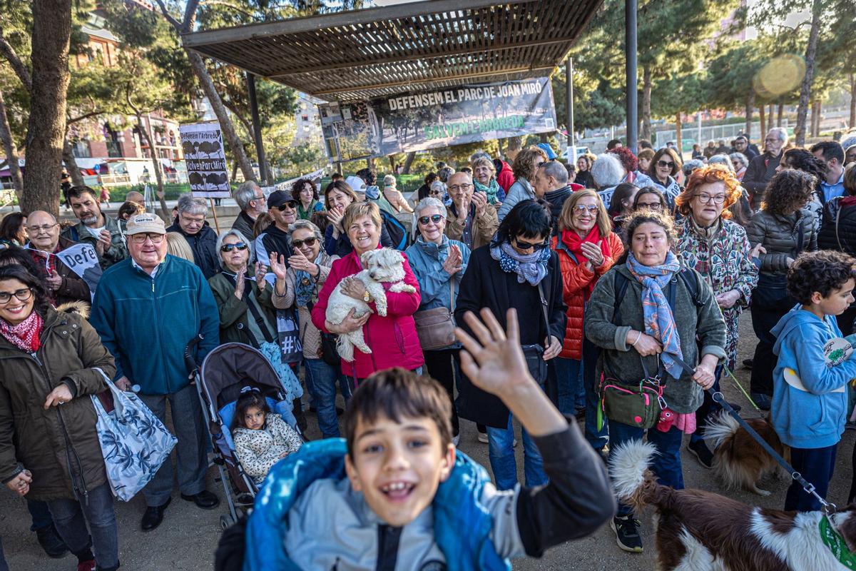 Los vecinos del parque Joan Miró vuelven a pedir que se mantenga la arboleda