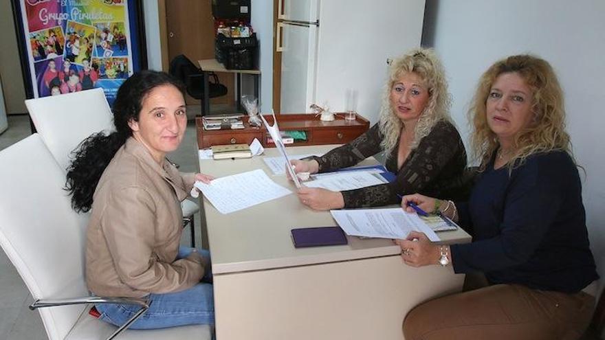 Ana María Abad  y Ana Jerez, presidentas respectivamente de la ONG-Asociación Hacienda Cabello y la asociación Marina, junto a Nuria Martínez, voluntaria de la asociación Marina.