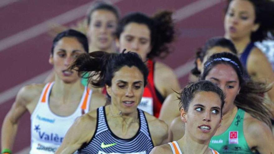 Solange Pereira (izqda.), durante la final de 1.500 m.l. disputada ayer en Salamanca. // J.M. García