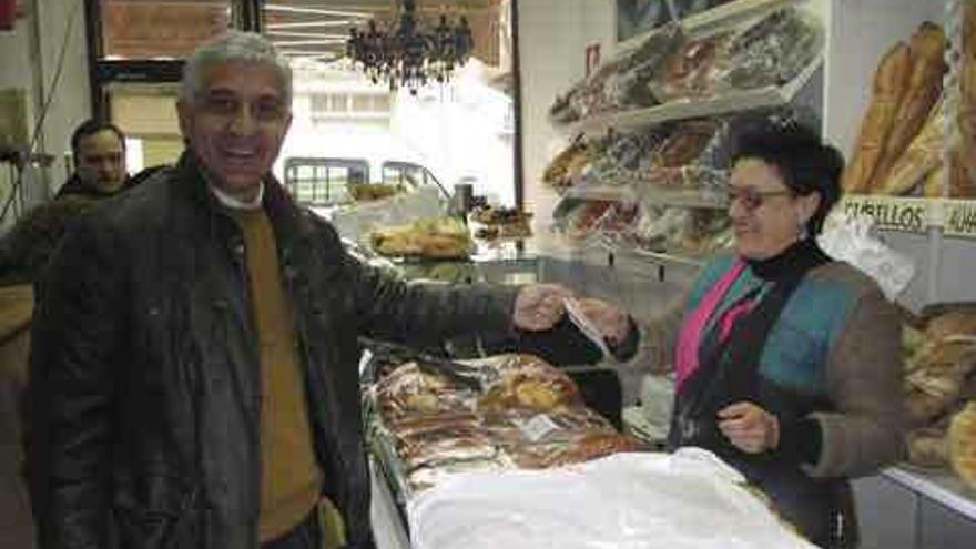 Gómez, en una de sus innumerables visitas a establecimientos y colectivos.