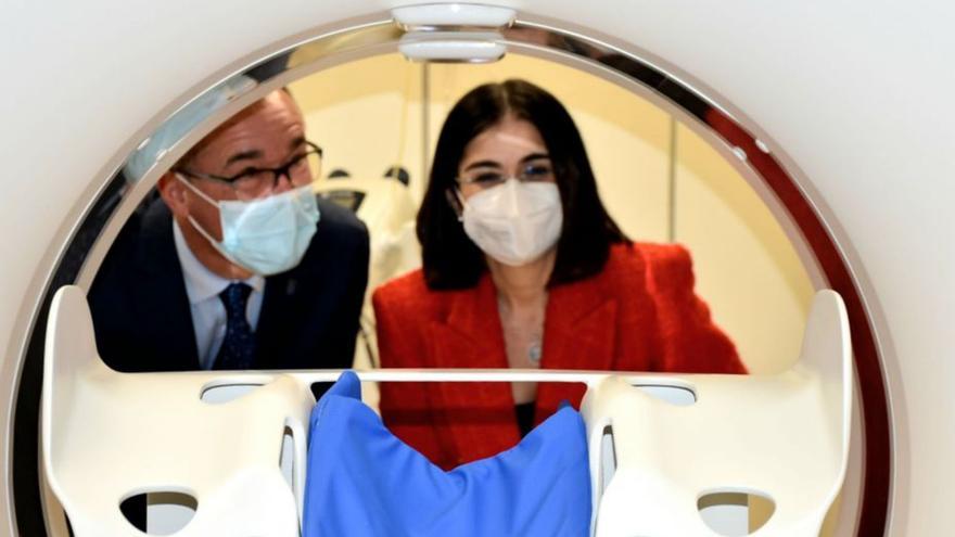 Pablo Fernández y Carolina Darias, ayer, visitando el nuevo escáner del Hospital de Jarrio.