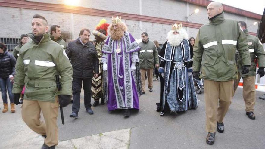 El alcalde y los Reyes Magos, escoltados, ayer, por personal de seguridad privada contratado por el Ayuntamiento para la cabalgata. carlos pardellas