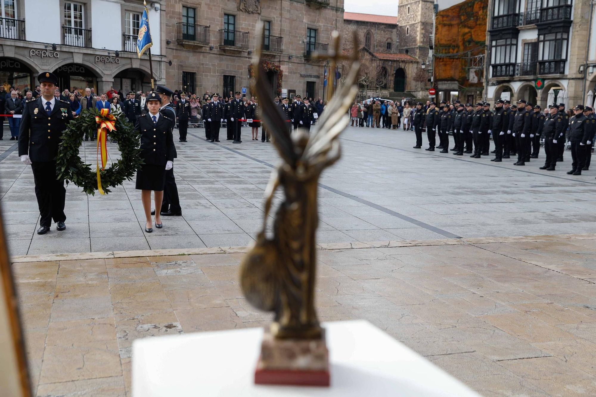 EN IMÁGENES: La Policía Nacional celebra su 200 aniversario en la Plaza de España de Avilés