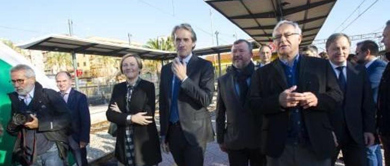 El exministro de la Serna, con Joan Ribó, en una visita a las obras del corredor en Sagunt.