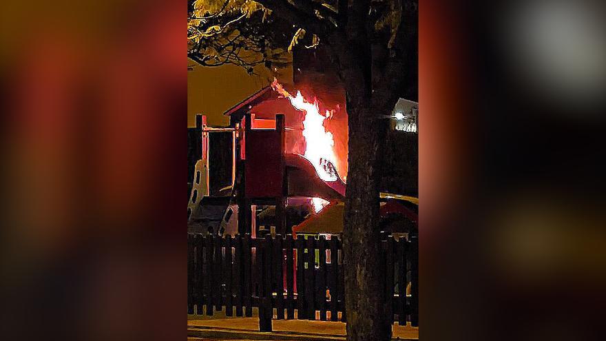 Un incendio intencionado destruye un tobogán en un parque infantil de Palma