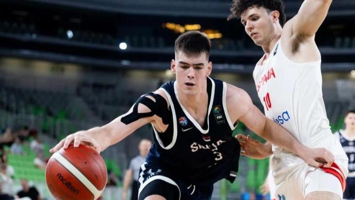 Nikola Dzepina gana el duelo a Jorge Carot y Álex Blanco en la semifinal del EuroBasket U20