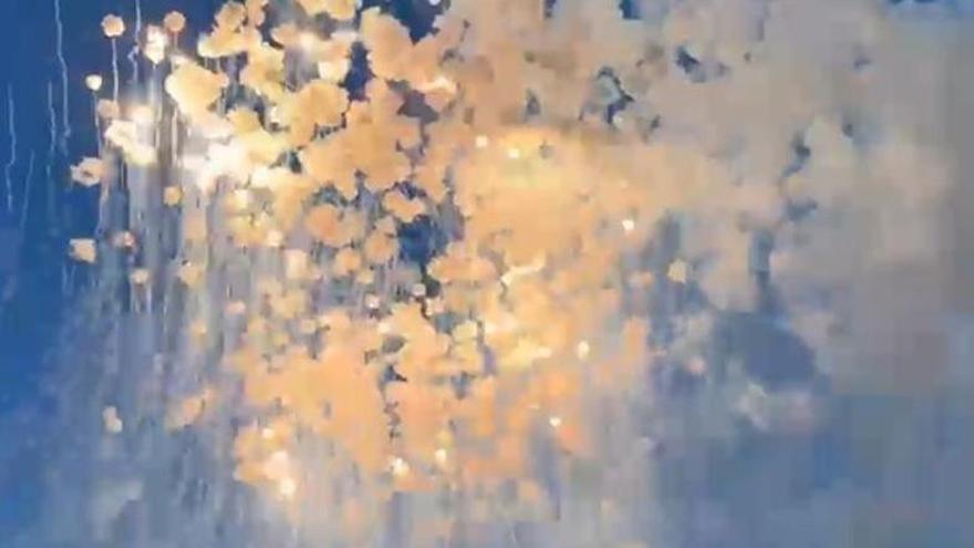 La Descarga más esperada convirtió cinco días de espera en una explosión de emoción en Cangas del Narcea: 7.30 minutos de estruendo y casi 100.000 voladores en el cielo