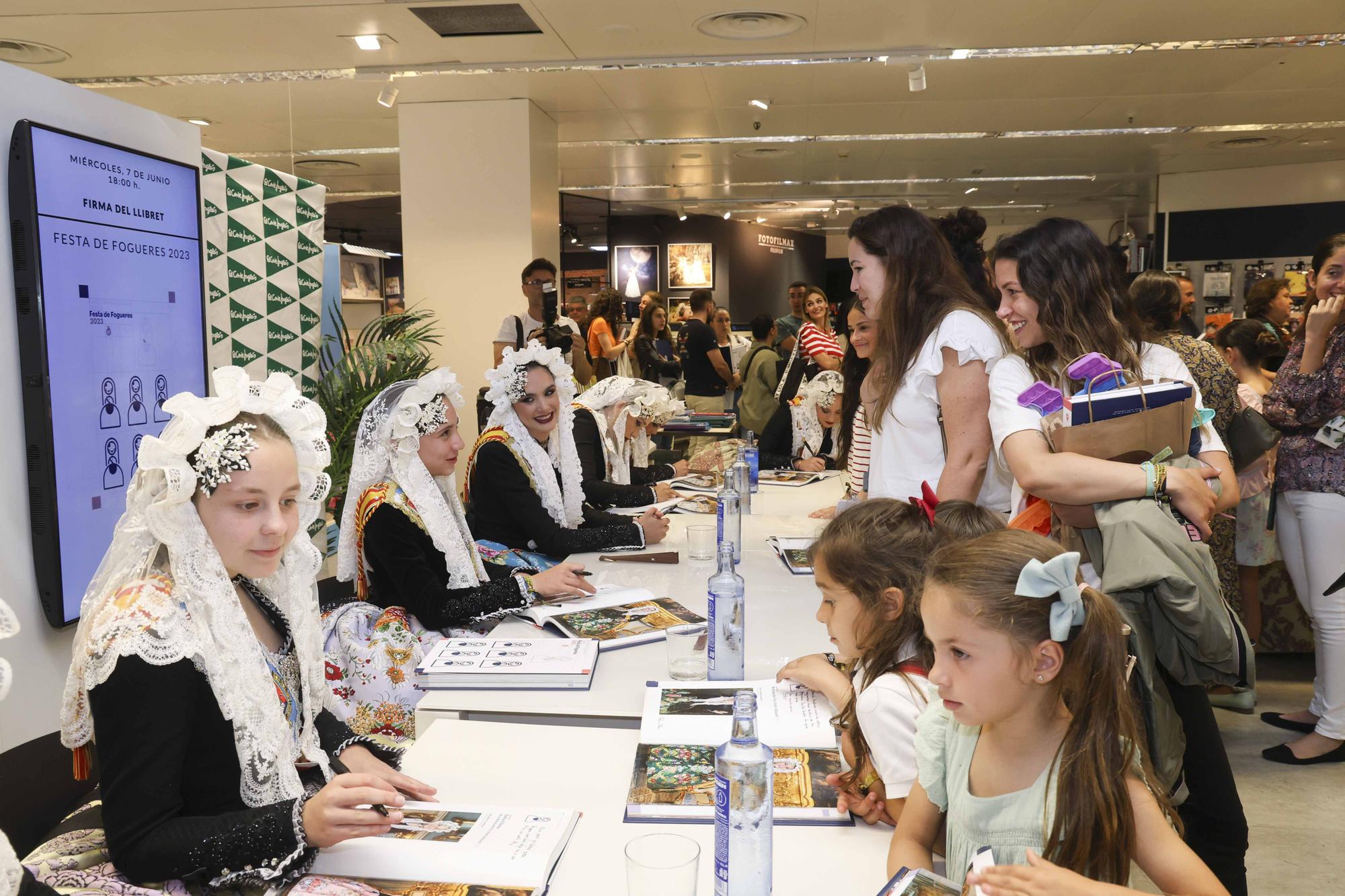 Les Belleas del Foc y sus Damas de Honor firman el Festa de Fogueres en El Corte Inglés