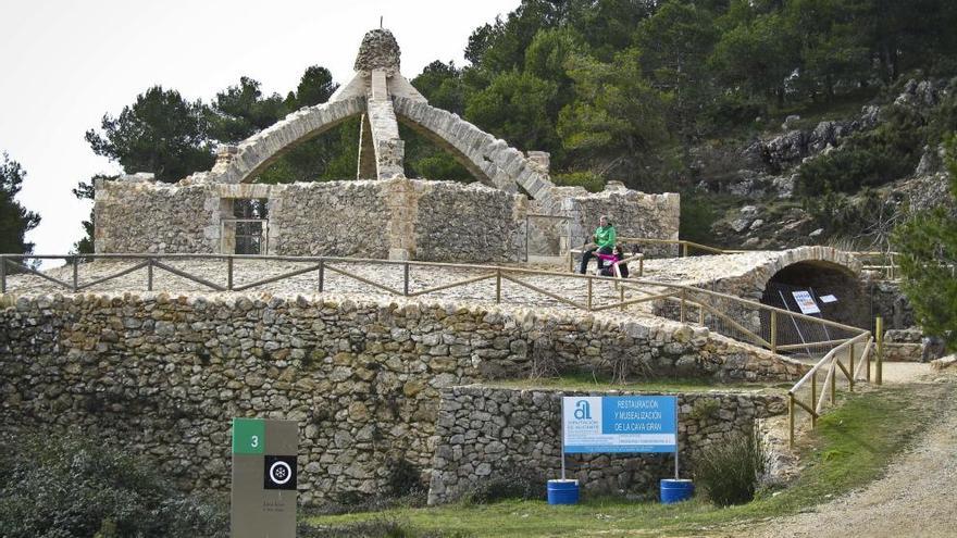 La instalación de la escalera culmina la rehabilitación de la Cava de Agres