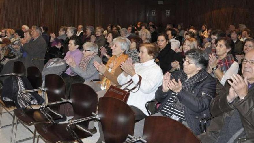 Asistentes, ayer, al acto de homenaje a voluntarios en el centro cívico de Monelos. / noelia cerqueiro