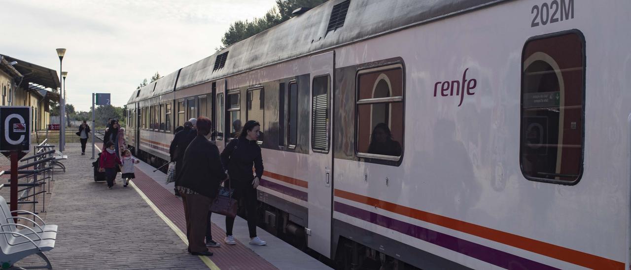 Usuarios de la línea suben a un tren de la línea Xàtiva-Alcoi en la estación de Ontinyent.