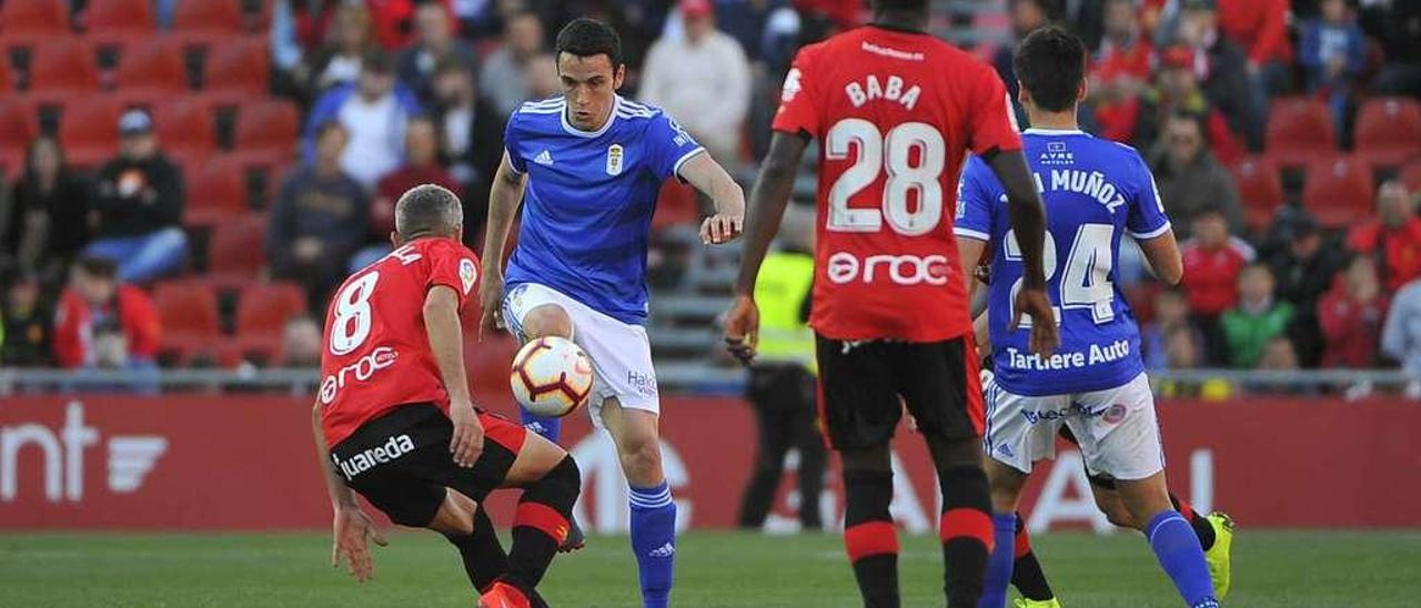 Folch, controlando el balón ante la oposición de Salva Sevilla y en presencia de Javi Muñoz y Baba, el sábado, en Son Moix.