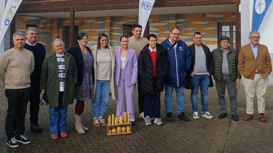 Por la izquierda, Antonio González, Isidro Costas, Eva María Pérez, Rocío Menéndez, Manuela Fernández, Sara Rodríguez, Lucas Blanco, Miriam Velarde, Valentín Estrada, Iván Rivas, Paco Álvarez y José Ángel Hoyos, posando delante de la Casa de Cultura de Lugo de Llanera. | LNE