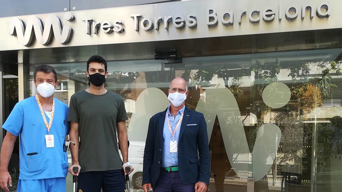 Pastore, en la entrada de la clínica