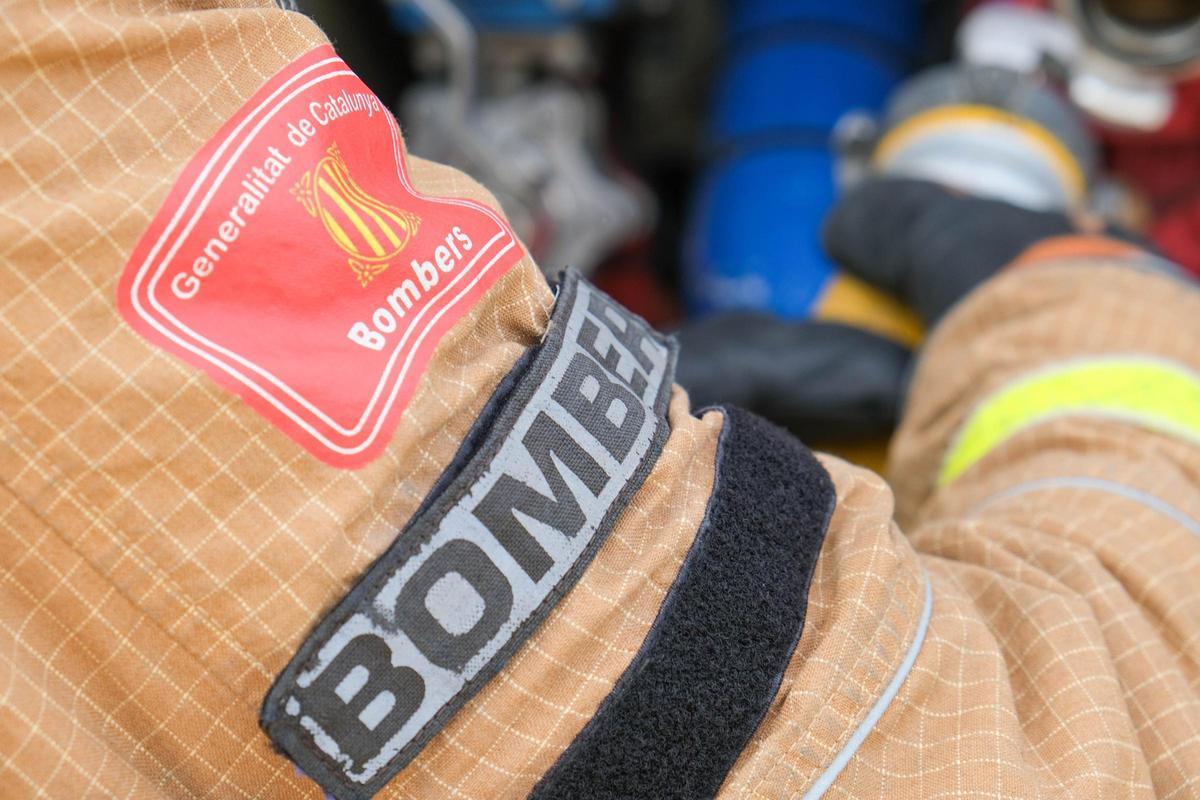 El braçal d'un bomber de la Generalitat; dues dotacions han intervingut en l'accident als Hostalets de Pierola