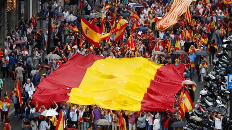 El grito "España somos todos" inunda las plazas españolas