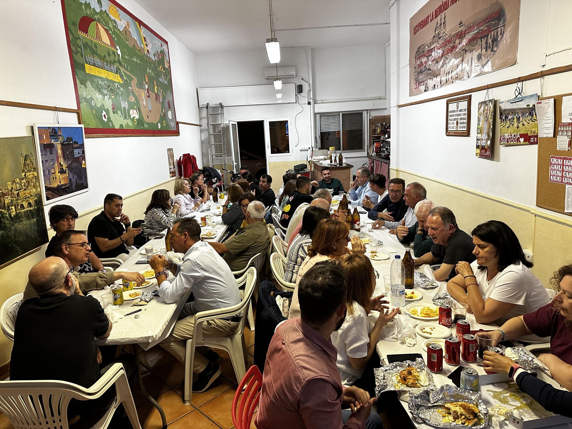 Noche de cuelga de carteles electorales en Camp de Túria