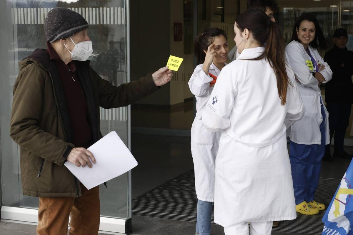 IMÁGENES: Concentraciones en Oviedo y Gijón en el segundo día de huelga médica