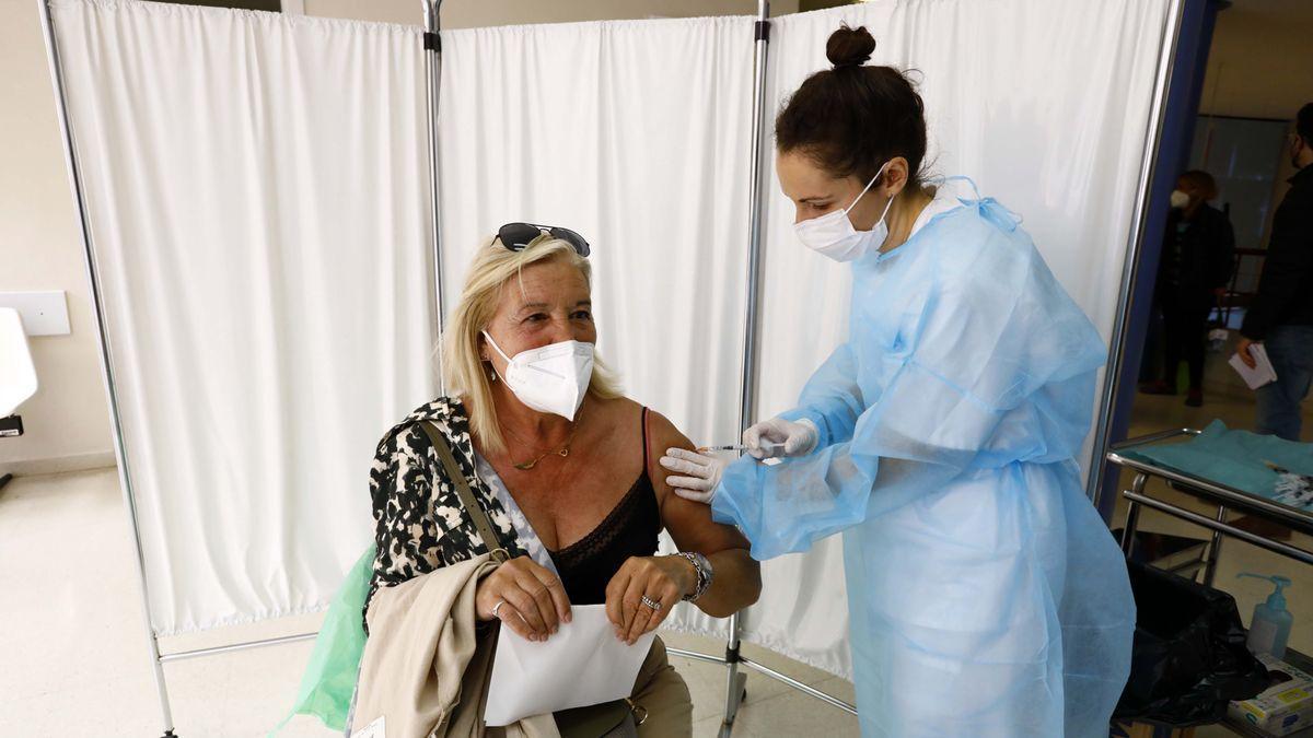 Una enfermera inocula una dosis de la vacuna contra el coronavirus en el centro de salud Las Fuentes Norte.