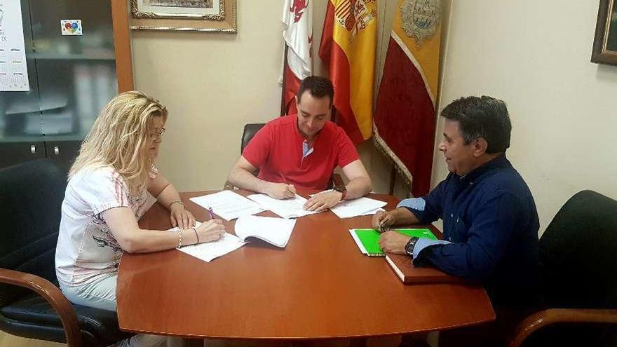 El alcalde Luciano Huerga, entre la presidenta de Cruz Roja Benavente, Inés Mateos, y el concejal Antonio Vega.