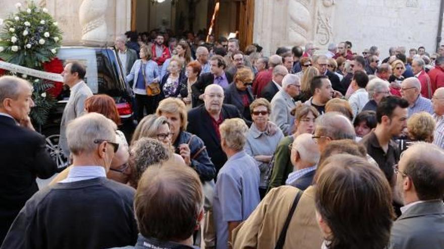 Nutrida presencia institucional en el funeral de Enrique Alborch en Alzira