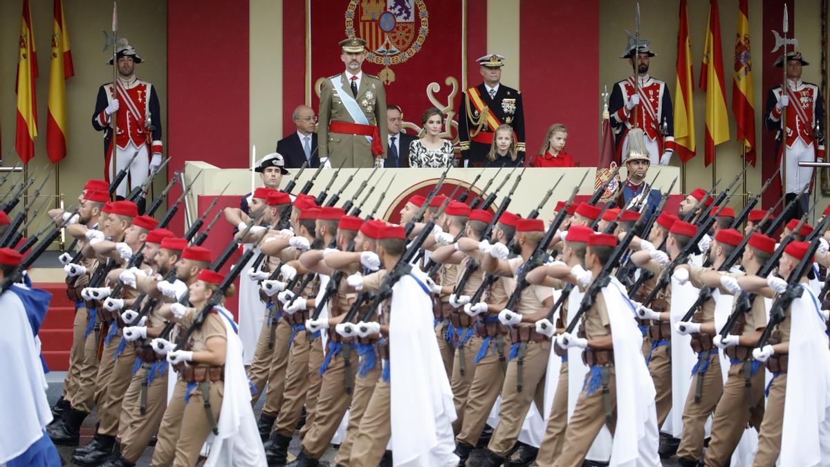 Los Reyes y la princesa Leonor durante un desfile.