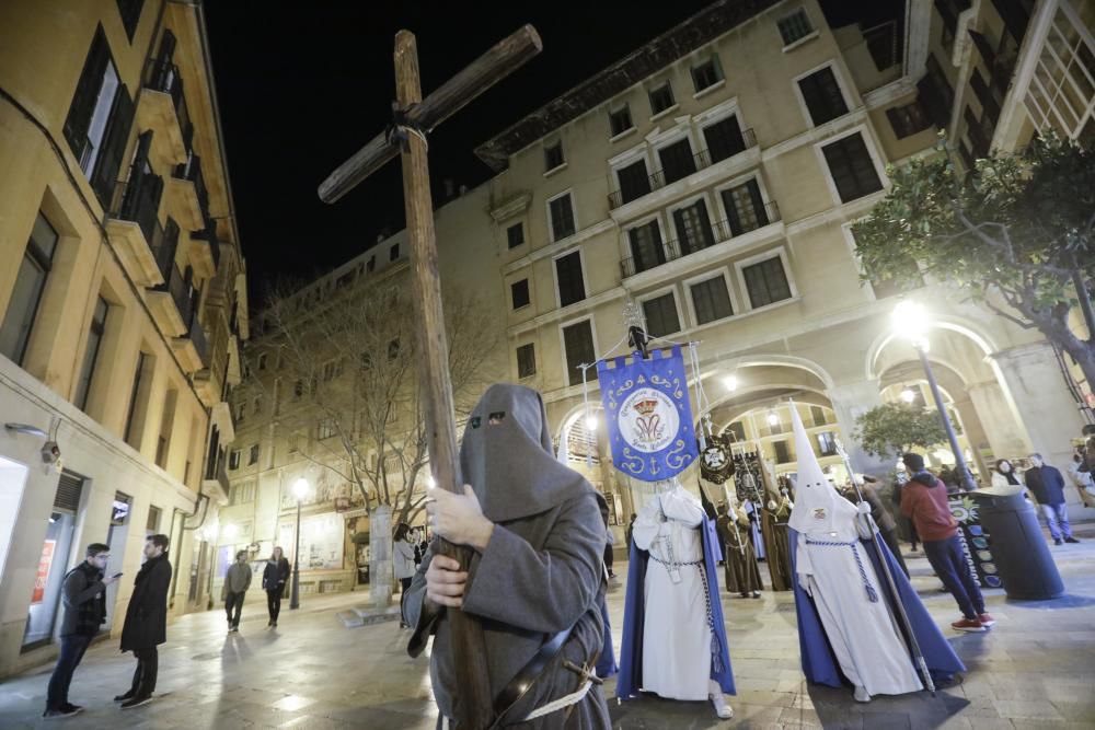 Una concurrida procesión de los Estandartes abre la Semana Santa en Palma
