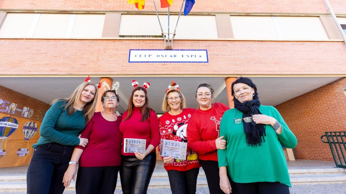 Monitoras del colegio Óscar Esplá de Alicante agraciadas con el tercer premio de la lotería de navidad