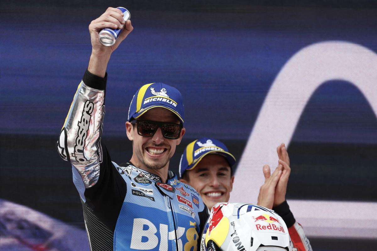 Àlex Márquez celebra su victoria mientras Marc aplaude