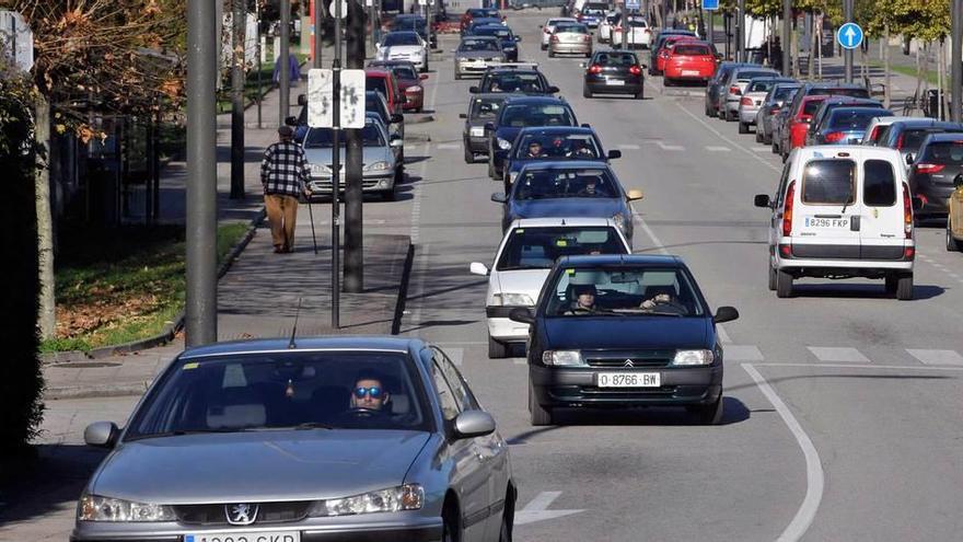 Retención de vehículos, ayer, en el acceso a la autovía desde Vega de Arriba.