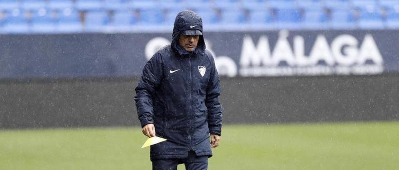 El míster, en uno de los lluviosos entrenamientos de esta semana