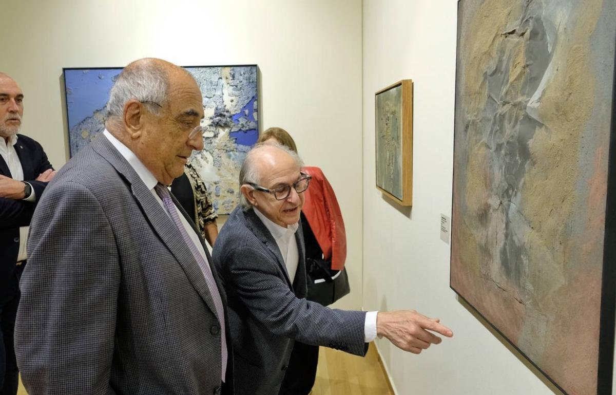 Joaquim Nadal i Joan Gil Gregorio, cocomissari de la mostra, durant la inauguració.