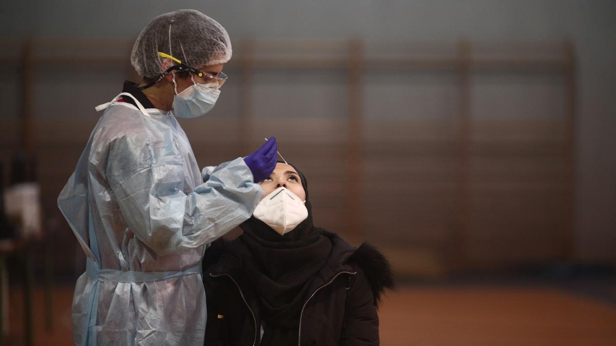 Un sanitario realiza test de antígenos de detección del covid.