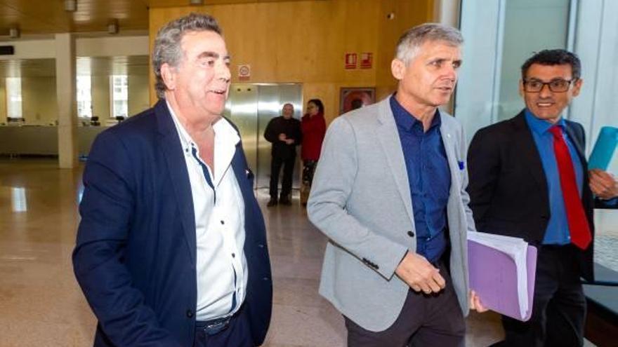 El empresario alicantino Enrique Ortiz, a la izquierda, junto al presidente de la comisión, ayer en Benidorm.