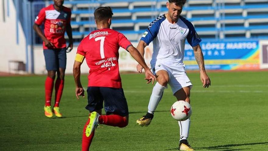 Juanfran, en una acción con el Marbella FC