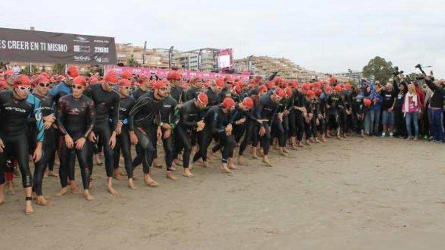 la prueba reunió a más de 600 triatletas que participaron en las dos versiones del triatlón.El tramo de ciclismo se prolongó durante más de 180 kilómetros. La multitudinaria salida dio paso a la primera parte de la prueba, la natación.El segmento acuático se prolongó durante 3,8 kilómetros, entre las playas de Les Amplàries y Morro de Gos. La parte final fue una prueba a pie de 42,2 kilómetros. Adam Gazules se impuso en el 5K. f álvaro sales