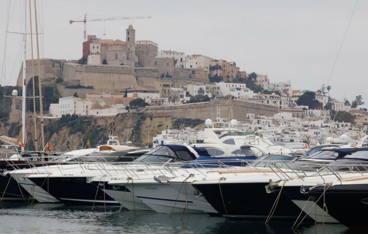 Conseguir un amarre en la isla de Ibiza es una misión complicada. | J.A.RIERA