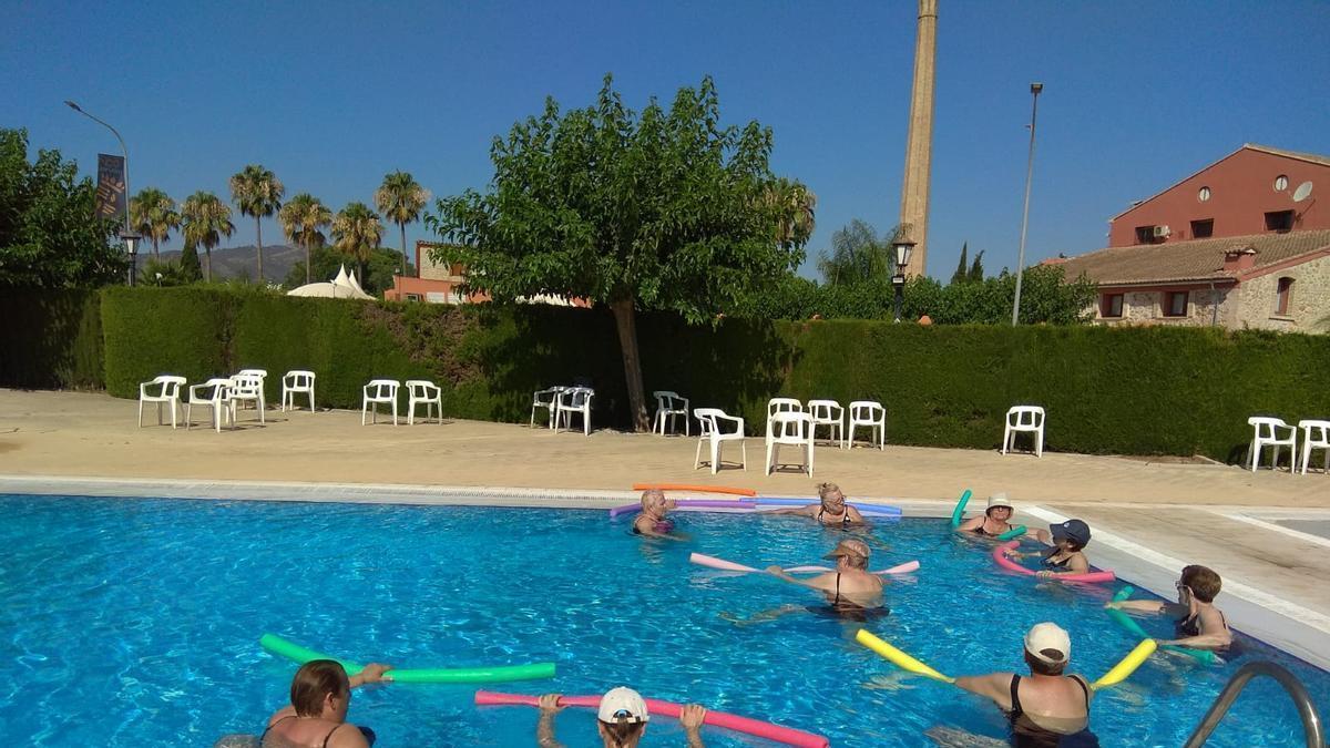 Una imagen de la piscina de Potries durante una actividad de ejercicio físico dentro del agua